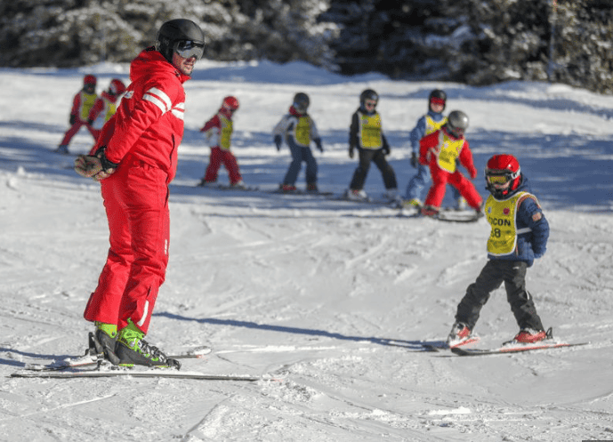 Les Cours de Ski pour Enfants : Choisir le Bon Organisme pour une Expérience Inoubliable